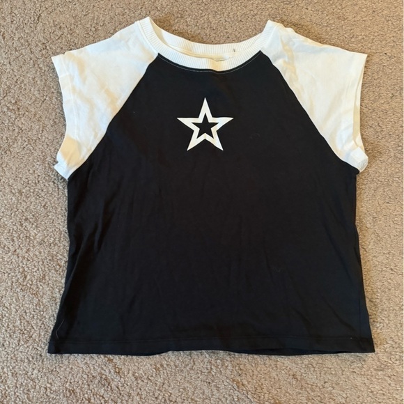 H&M black and white star slightly cropped t-shirt size small - Picture 2 of 5